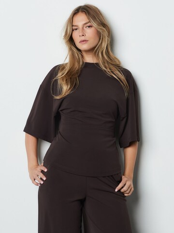 Next Футболка в Коричневый: спереди