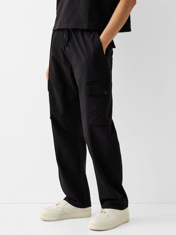 Bershka Loose fit Cargo trousers in Black: front