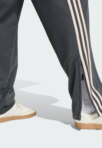 Loosefit Pantalon 'Firebird' ADIDAS ORIGINALS en marron