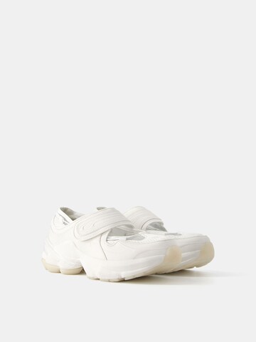 Bershka Спортни обувки Slip On в бяло