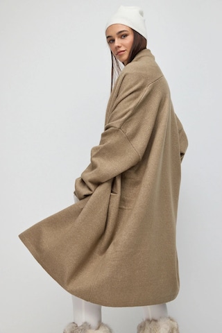 No Matter What Strickmantel in Beige