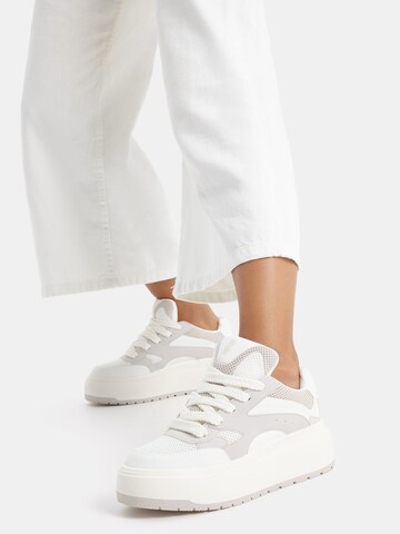 Baskets basses Bershka en beige : devant