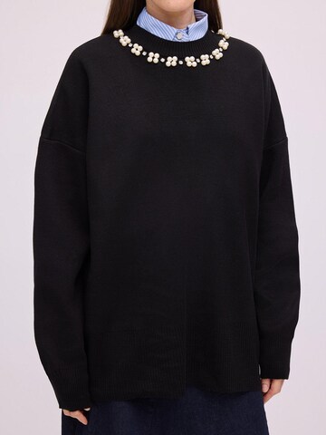 Touché Privé Pullover 'Sweater With Pearl Collar' i sort