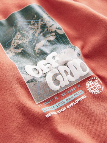 Tricou de la Next pe roșu