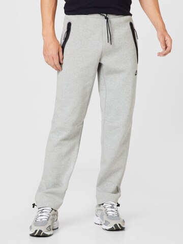 regular Pantaloni di Nike Sportswear in grigio: frontale