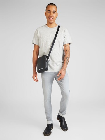 GUESS - Camiseta en gris