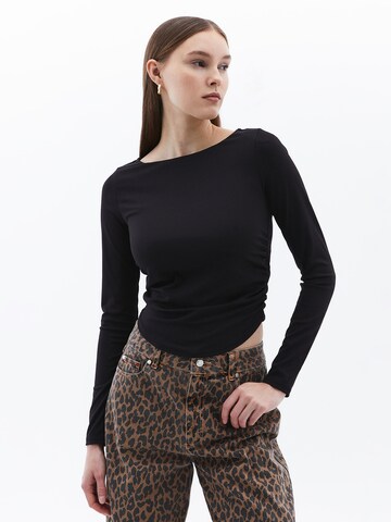 T-shirt OXXO en noir : devant