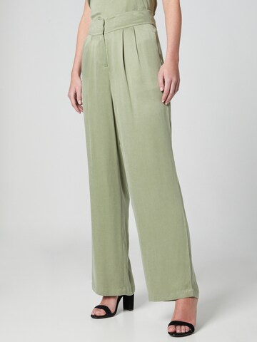 Guido Maria Kretschmer Women - Pierna ancha Pantalón plisado 'Silvia' en verde: frente