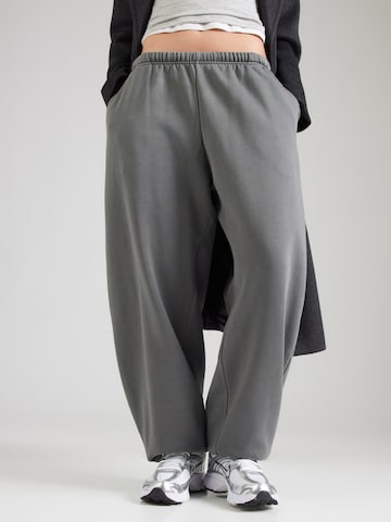 WEEKDAY Tapered Παντελόνι 'Ginny' σε γκρι: μπροστά