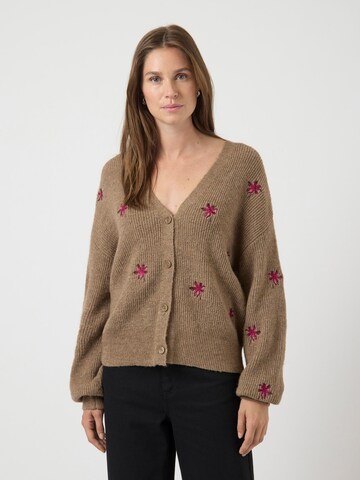 Cardigan 'YASFleur' YAS en marron : devant