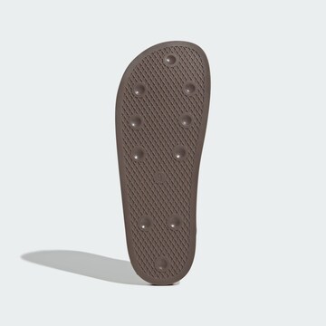 ADIDAS ORIGINALS - Sapato aberto 'Adilette' em castanho