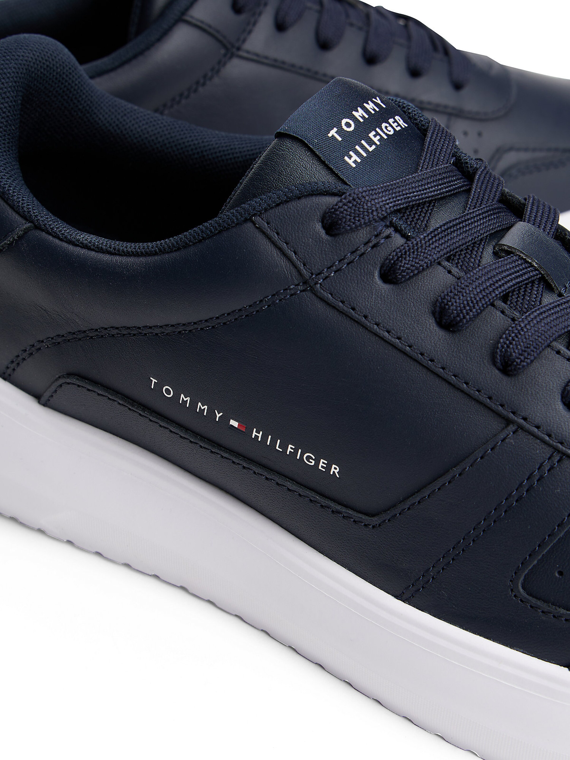 TOMMY HILFIGER Sneaker in Blau