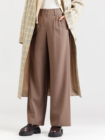 Wide leg Pantaloni con pieghe 'Edda' di ABOUT YOU in marrone: frontale
