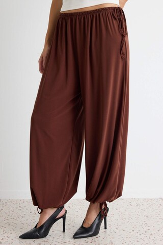 Trendyol Tapered Byxa i brun: framsida
