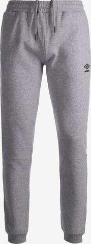 Coupe slim Pantalon de sport UMBRO en gris : devant