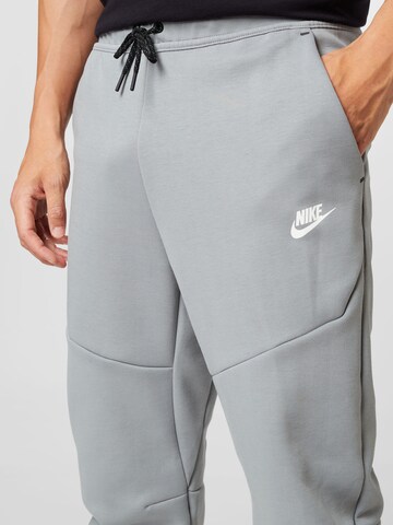 Nike Sportswear Tapered Broek in Grijs