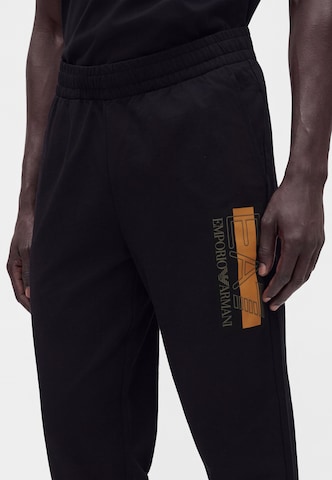 EA7 Emporio Armani Byxa 'VISIBILITY' i svart: sida