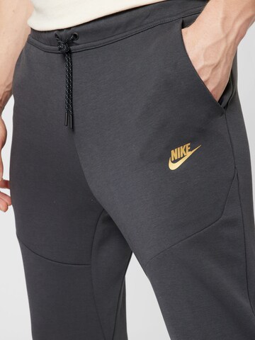 Nike Sportswear Дънки Tapered Leg Панталон в сиво