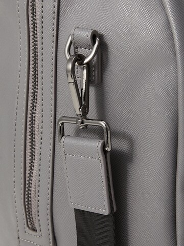 GUESS Τσάντα σαββατοκύριακου 'MILANO' σε γκρι: κορυφή