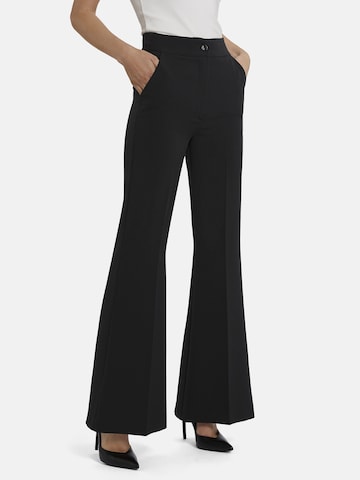 Nicowa Regular Bundfaltenhose 'CORIWI', Model ist 1,78 cm und trägt Größe 34 in Schwarz