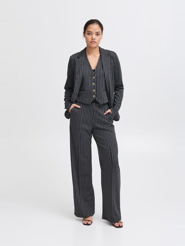 Blazer ' IXKATE PINSTRIPED BL ' di ICHI in grigio