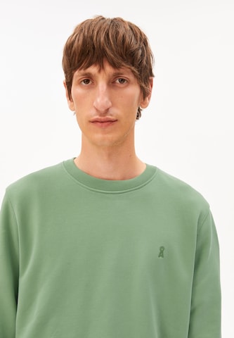 ARMEDANGELS Sweatshirt 'BAARO' in Groen