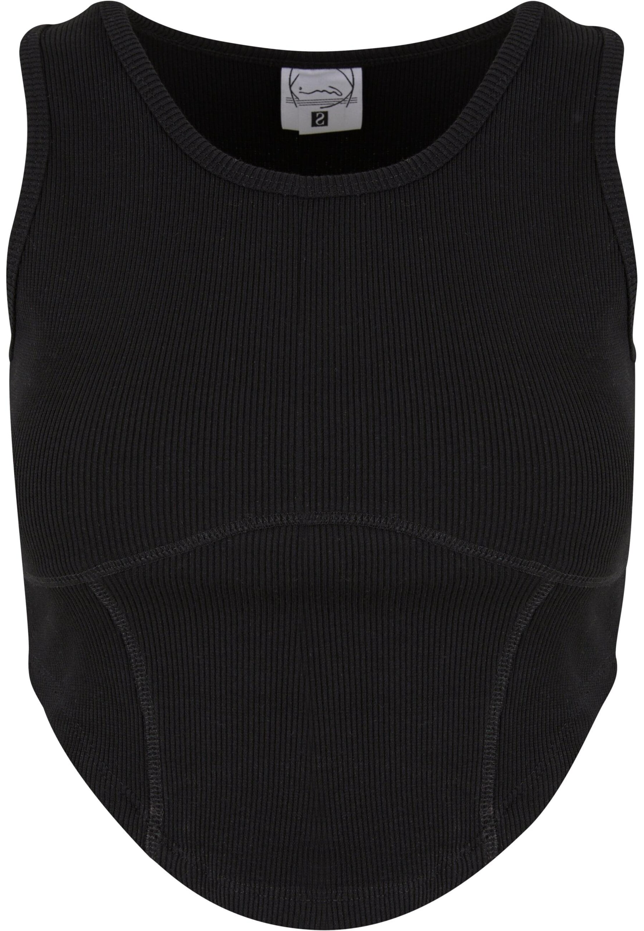 melns Karl Kani Topiņš: no priekšpuses