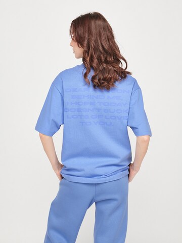 ABOUT YOU x VIAM Studio T-shirt 'Goal' i blå: baksida