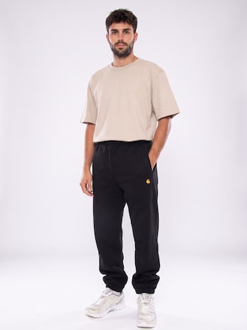 Carhartt WIP Baggy Broek 'CHASE SWEAT PANT BLACK / GOLD' in Zwart: voorkant