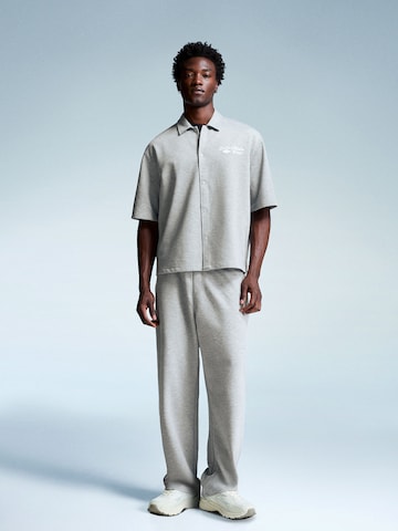 Baggy Pantalon Bershka en gris : devant