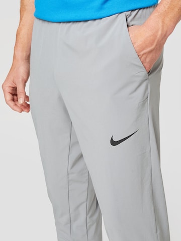 NIKE Regular Спортен панталон в сиво