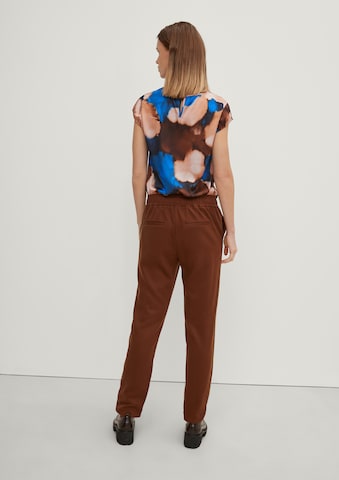 Effilé Pantalon chino COMMA en marron