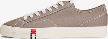 Baskets basses Tommy Jeans en marron : devant