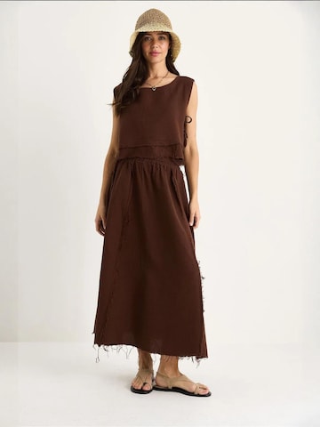 Tailleur di Bianco Lucci in marrone: frontale