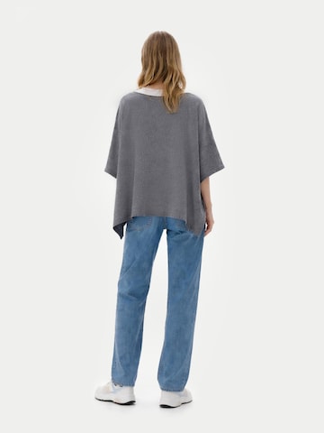 GOBI Cashmere Sweater 'Women's Boat-Neck Cashmere Poncho' in Grey