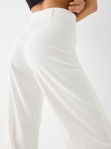 Bershka Широка кройка Панталон с ръб в бяло