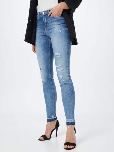 GUESS Traperice u plavi traper, Prikaz modela