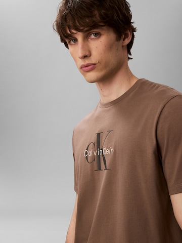 Calvin Klein Jeans T-Shirt in Braun