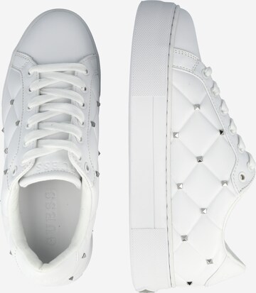 GUESS حذاء رياضي بلا رقبة 'Garmini' بلون أبيض