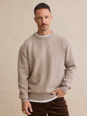 DAN FOX APPAREL Trui 'Marc' in Bruin: voorkant