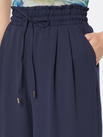 Wide leg Pantaloni con pieghe di Koton in blu