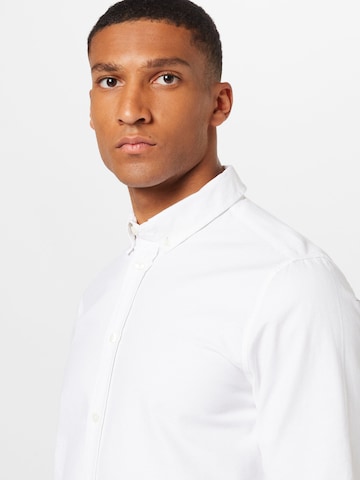 Samsøe Samsøe جينز مضبوط قميص 'LIAM' بلون أبيض