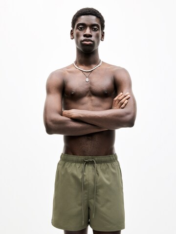 Pull&Bear Badeshorts in Grün
