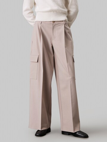 Calvin Klein Jeans Loose fit Cargo trousers in Grey: front