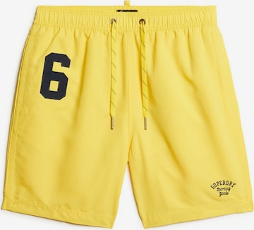 Shorts de bain Superdry en jaune : devant