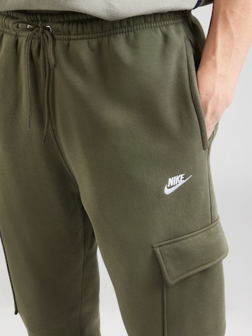Nike SportswearTapered Cargo hlače 'Club' - zelena boja