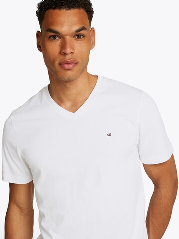 TOMMY HILFIGER Μπλουζάκι 'ESSENTIAL' σε λευκό