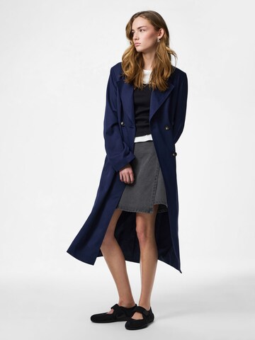 Manteau mi-saison 'PCScarlett' PIECES en bleu