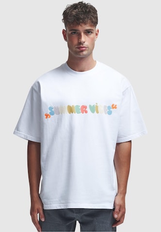 2Y Studios T-shirt 'Summer Vibes' i vit: framsida