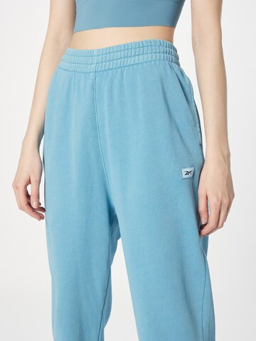 Effilé Pantalon de sport Reebok en bleu